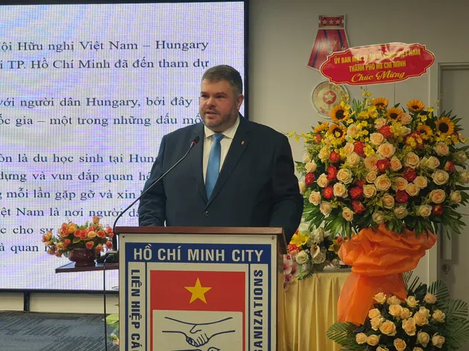 Hungarian Consul General in Ho Chi Minh City Lehocz Gabor praises the contributions of generations of Vietnamese students in Hungary to bilateral relations between the two nations. (Photo: SGGP/ Thuy Vu) 20250820-170438-4748-2085.jpg - Copy